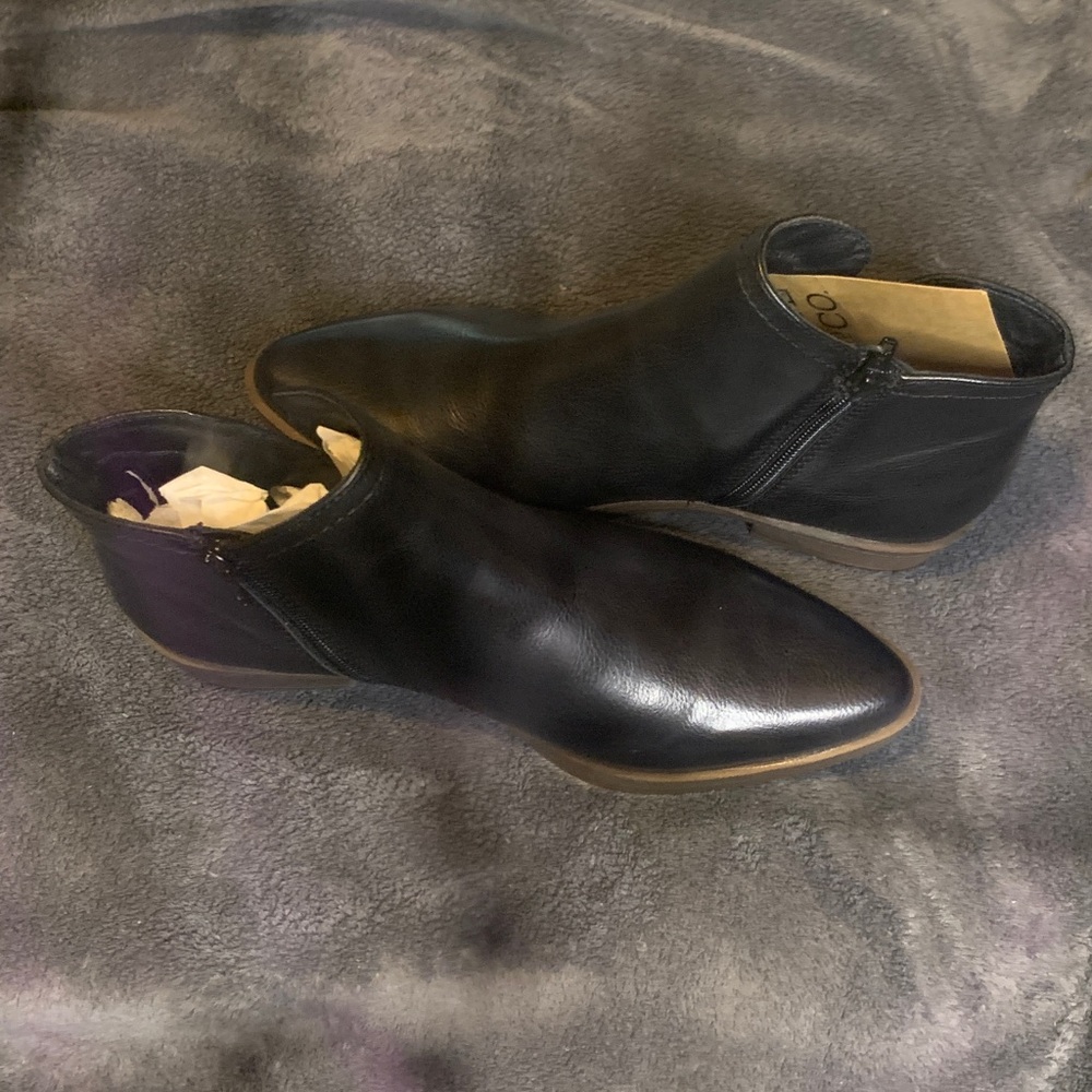 FRYE AND CO. Sleek Black Leather Booties